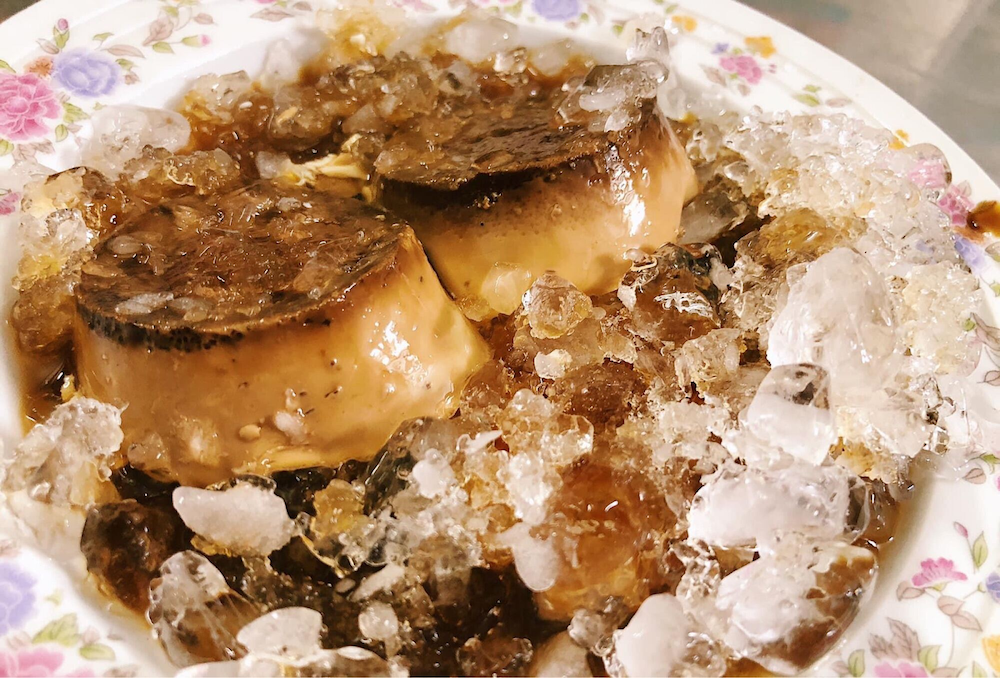 Bánh flan ăn cùng cà phê là món tráng miệng quen thuộc của người Việt Nam