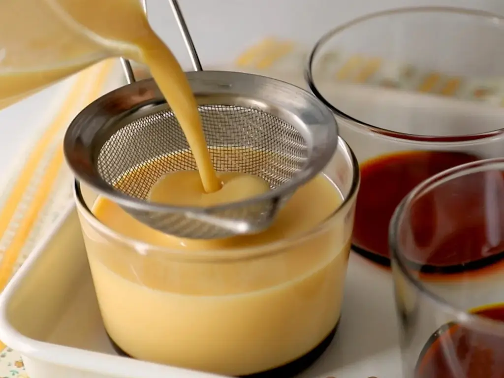 Bước 2 Chuẩn bị hỗn hợp sữa tươi cho phần bánh flan