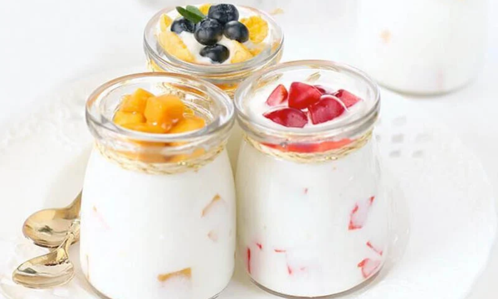 Cách làm sữa chua từ sữa tươi kết hợp cùng trái cây
