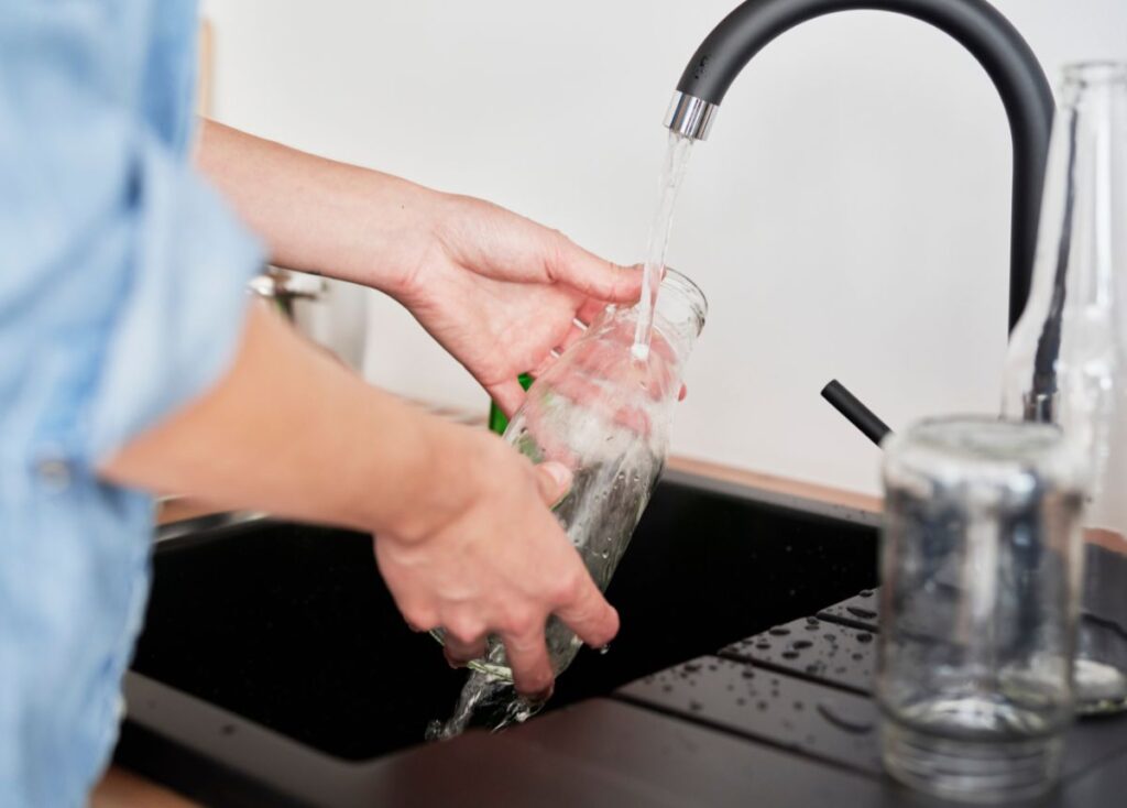 Bước 2: Vệ sinh và khử trùng dụng cụ pha