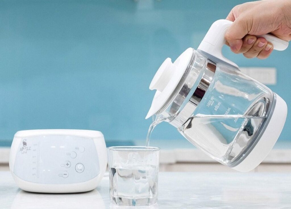 Chuẩn bị nước pha sữa ở nhiệt độ thích hợp