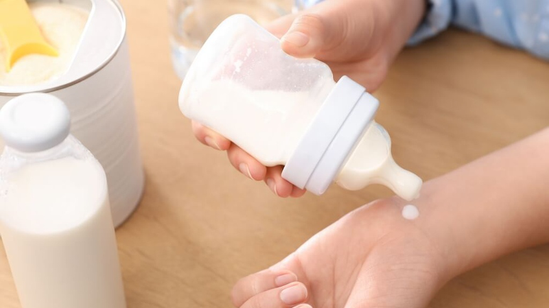 Kiểm tra nhiệt độ trước khi cho bé uống