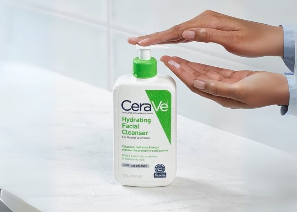 Bước 3: Lấy lượng sữa rửa mặt Cerave vừa đủ