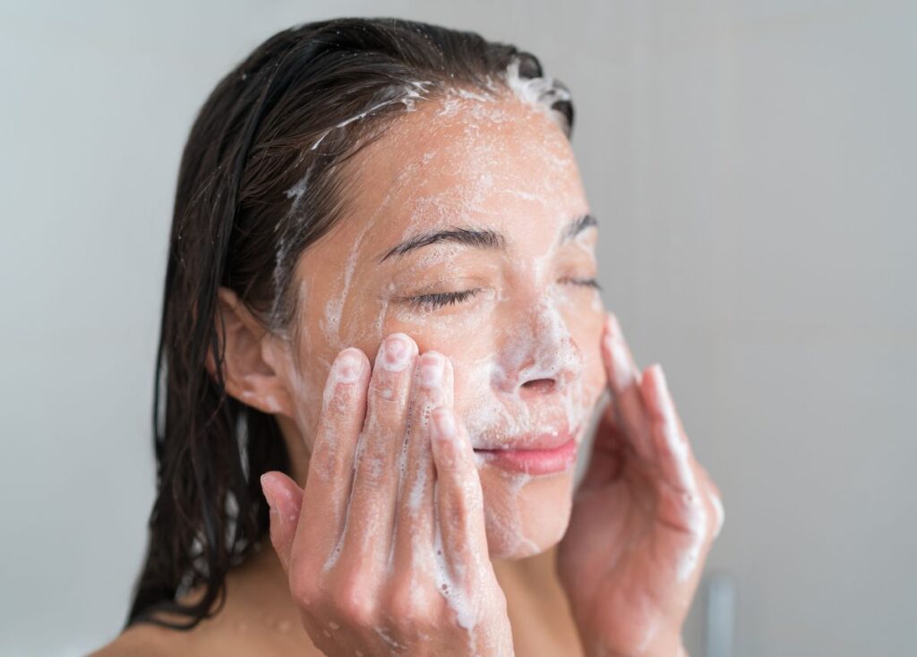Bước 4: Massage nhẹ nhàng lên da