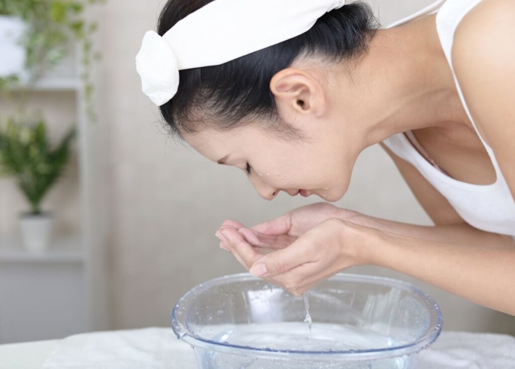 Bước 2: Làm ẩm da mặt