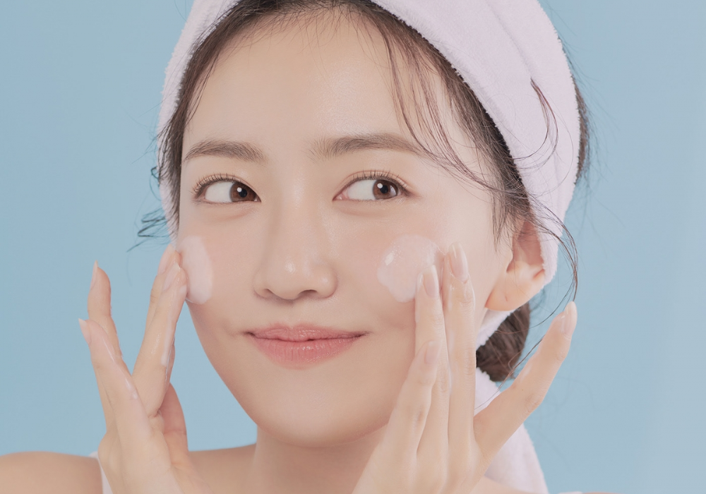 Rửa mặt kết hợp massage nhẹ và rửa sạch bằng nước mát để đạt hiệu quả