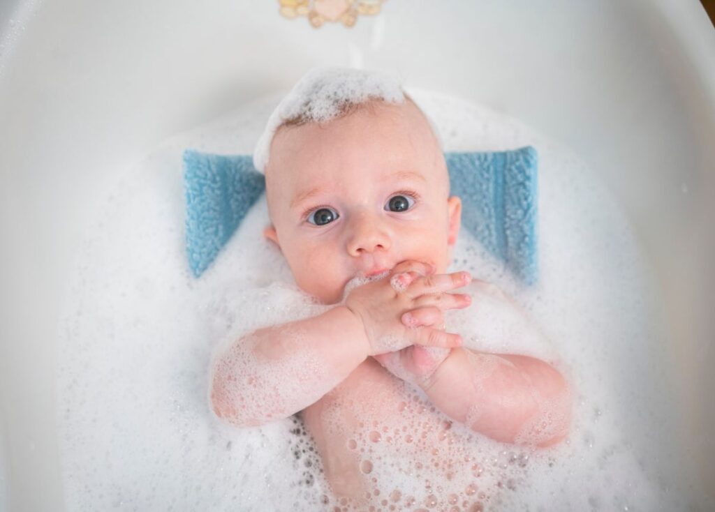 Có nên sử dụng sữa tắm cho bé hay không