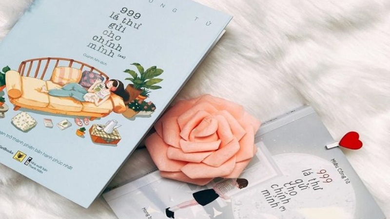 Cuốn sách sở hữu thiết kế bìa mềm (loại bìa giấy, linh hoạt) với tông màu nhẹ nhàng