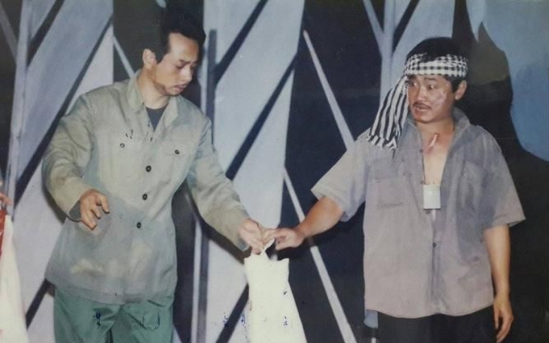 Nhân vật Hai Hùng trong Ăn mày dĩ vãng là một người lính hậu chiến tranh sống bám víu vào ký ức
