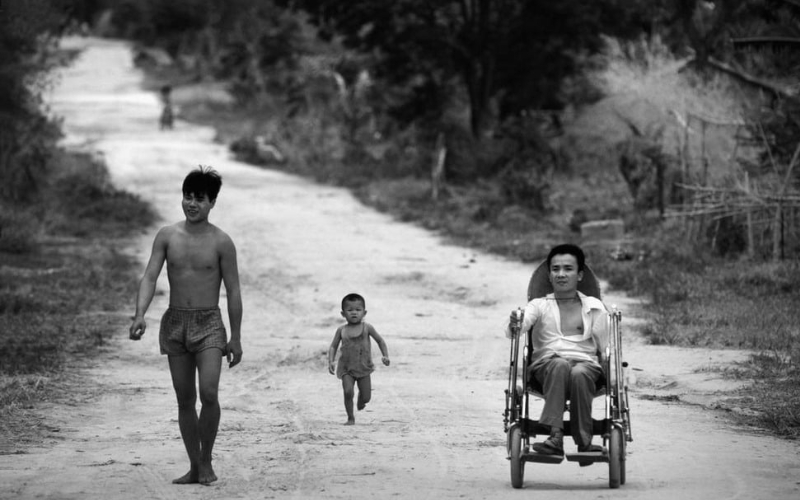 Sau chiến tranh các thương binh thường chịu ánh mắt soi mói của hàng xóm