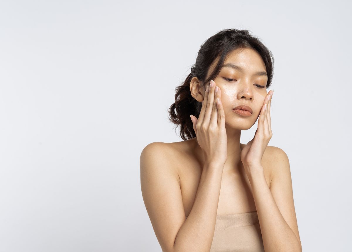 Thoa đều và vỗ nhẹ kem chống nắng