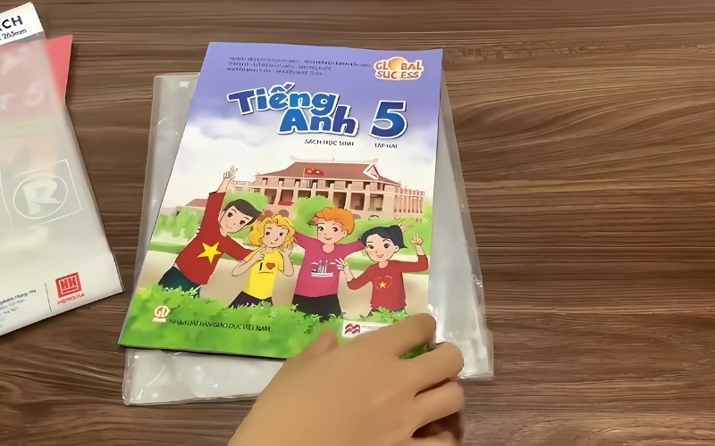 Lớp bọc sẽ là "tấm khiên" bảo vệ sách khỏi bụi bẩn