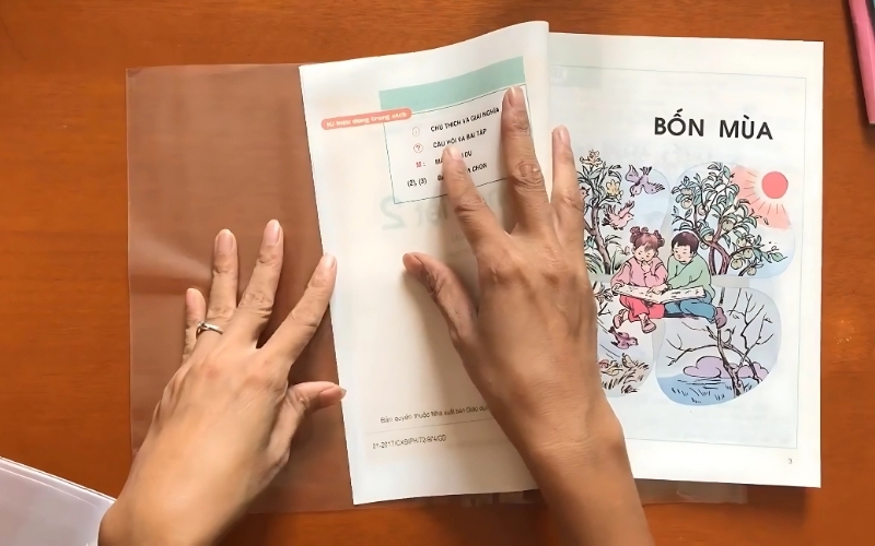 Với những bìa sách giấy mỏng, bạn nên thử ở một góc nhỏ trước khi dán toàn bộ