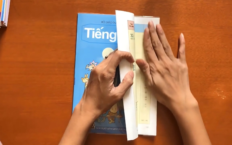 Bạn dùng tay miết nhẹ để đẩy bong bóng khí ra ngoài