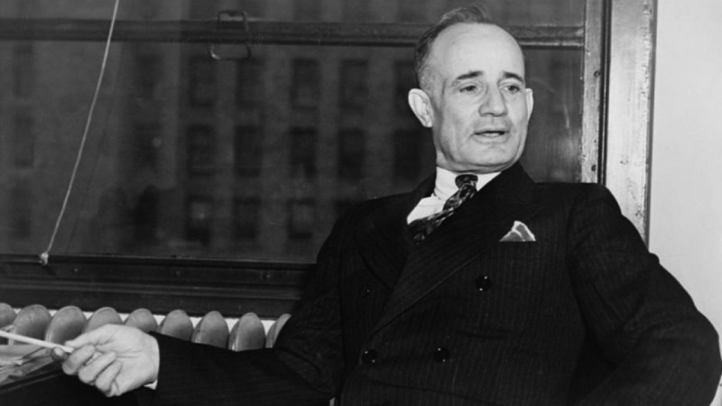 Tác giả Napoleon Hill - người khai sinh dòng sách phát triển bản thân.