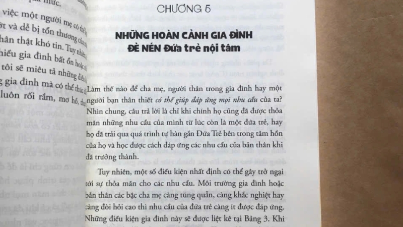 Phong cách viết: Khoa học nhưng gần gũi và đầy trắc ẩn