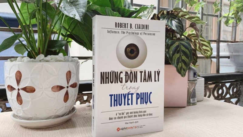 Sách Những đòn tâm lý trong thuyết phục (Influence) - Robert B. Cialdini.