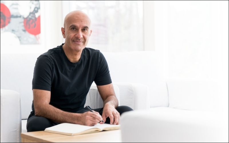 Robin Sharma là tác giả của nhiều đầu sách nổi tiếng về lãnh đạo và phát triển bản thân