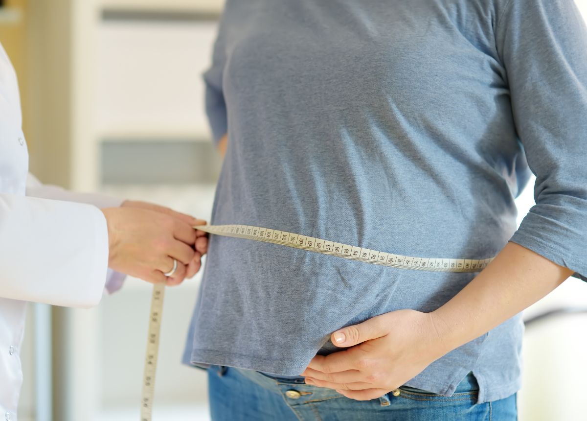 Mẹ bầu dư ối có nên uống sữa tươi không đường không