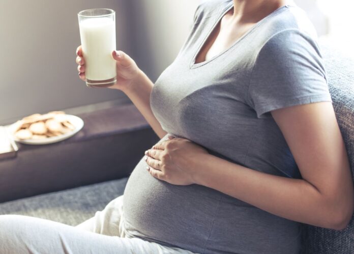 Mẹ bầu dư ối có nên uống sữa tươi không đường