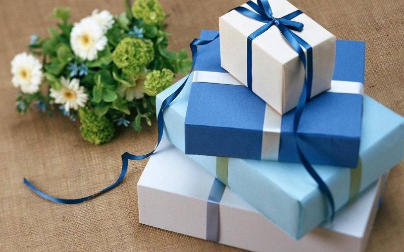 Khi đặt hàng trên Tiki, bạn có thể chọn thêm dịch vụ gói quà để món quà thêm phần chỉn chu