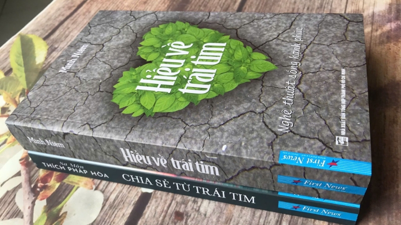 Sách Hiểu Về Trái Tim có cả phiên bản bìa mềm và bìa cứng