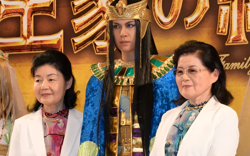 Tác giả Chieko Hosokawa (bên trái)