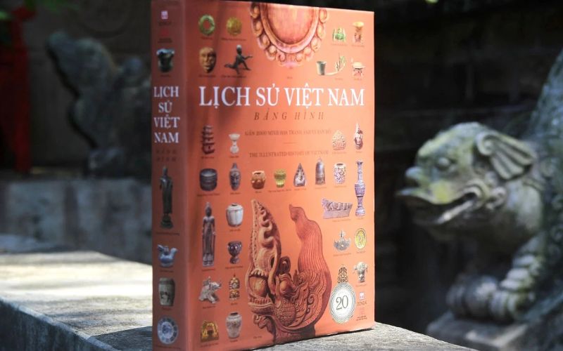 Lối kể chuyện lịch sử của tác phẩm súc tích, dễ hiểu
