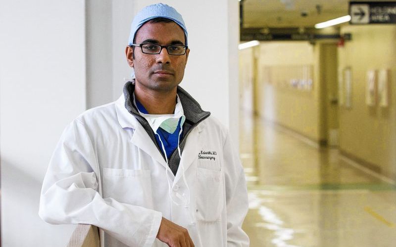 Tác giả Paul Kalanithi là một bác sĩ phẫu thuật thần kinh