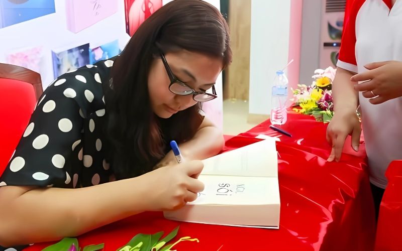 Tác giả Diệp Lạc Vô Tâm của tiểu thuyết Mãi Mãi Là Bao Xa