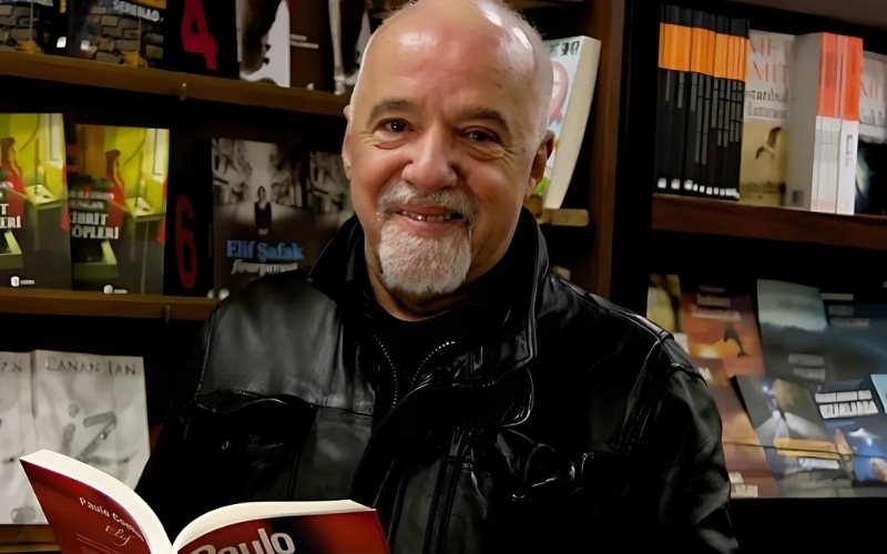 Paulo Coelho từng là nhà viết kịch, nhà báo, nhạc sĩ