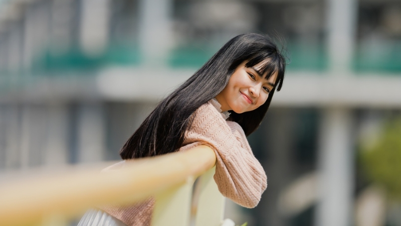 Trà Long lớn lên với ngoại hình và đôi mắt biếc giống hệt mẹ