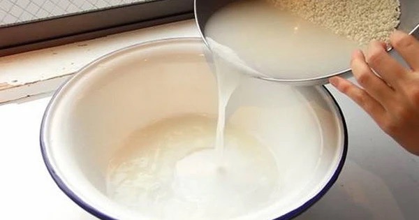 Lấy nước vo gạo lần thứ hai để rửa mặt
