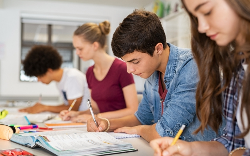 Sách tham khảo tóm gọn lý thuyết theo chuyên đề logic, giúp học sinh dễ dàng ôn tập