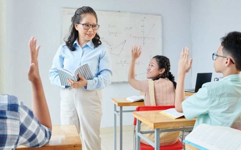 Chủ động hỏi thầy cô, bạn bè khi gặp một toán khó cũng là cách học hiệu quả