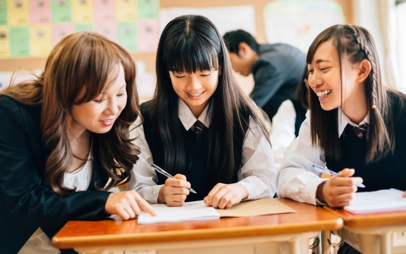 Thảo luận các câu hỏi khó với bạn bè, thầy cô là cách học hiệu quả