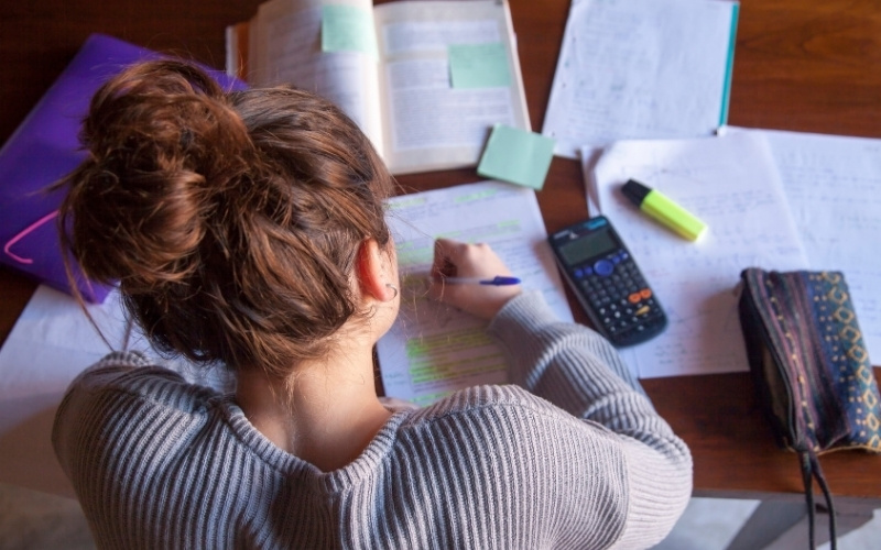 Sách giúp hệ thống hóa kiến thức, cung cấp đa dạng các dạng bài tập và phương pháp giải hiệu quả