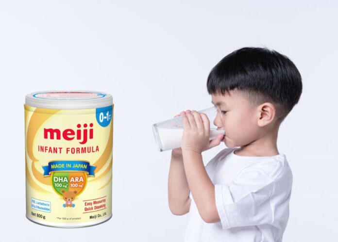 Trẻ uống sữa Meiji đi ngoài màu xanh