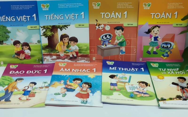 Các chủ đề và ngữ liệu của sách mang hơi thở của cuộc sống hiện đại