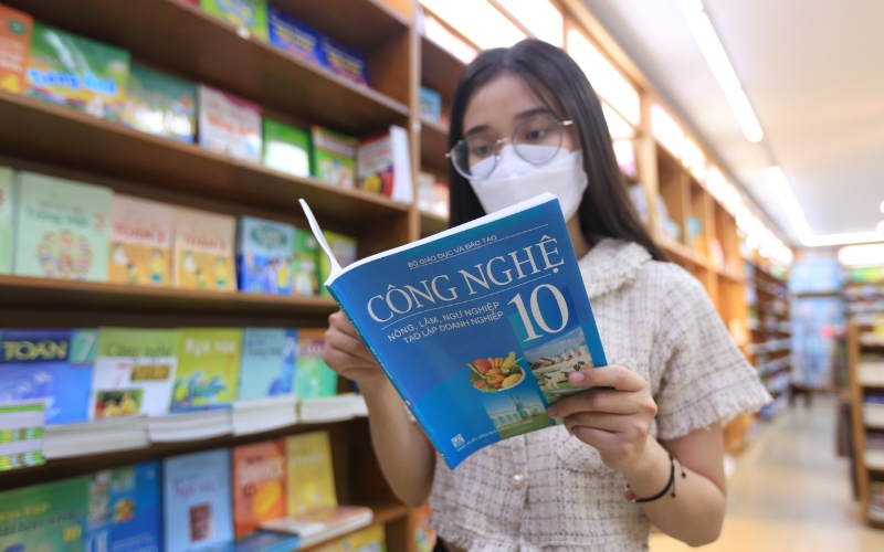 Sách giáo khoa giúp phụ huynh dễ nắm bắt chương trình học của con