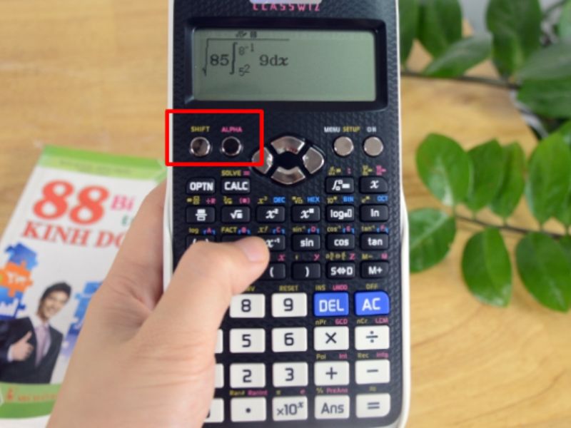 SHIFT và ALPHA giúp giúp mở rộng khả năng sử dụng của máy tính