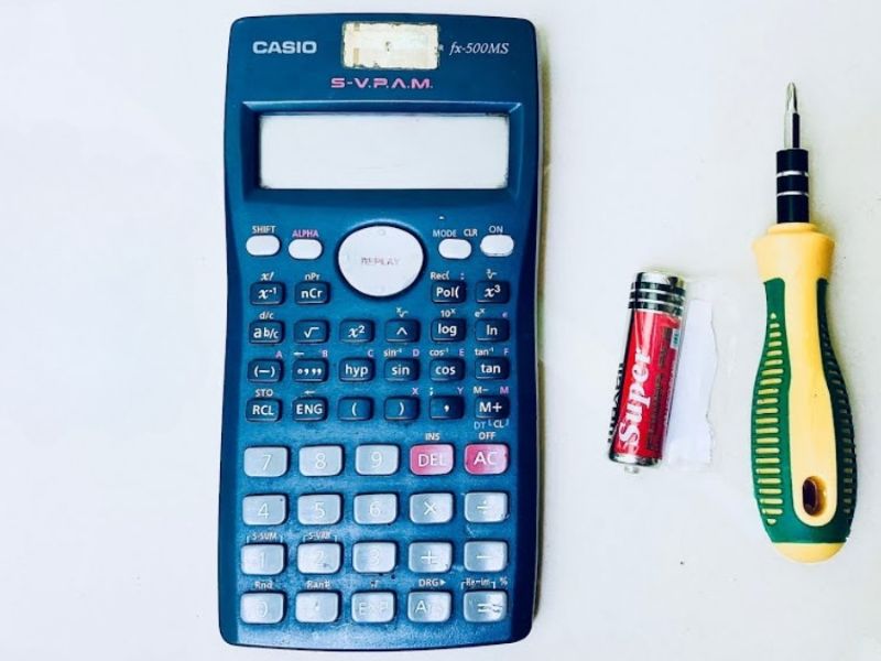 Tháo pin máy tính trước khi vệ sinh