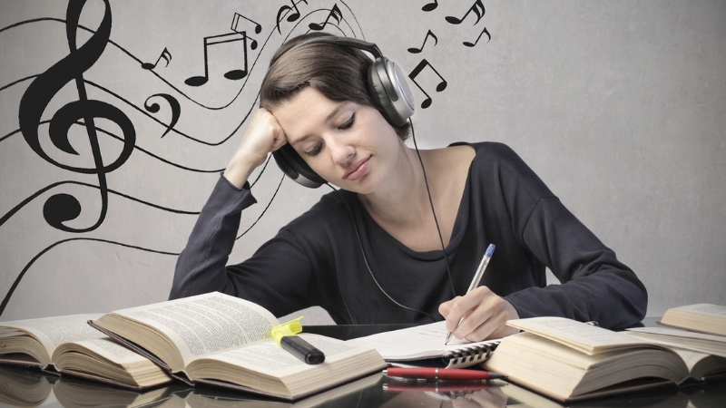 Nghe nhạc khi đọc sách cùng lúc gây xung đột nhận thức
