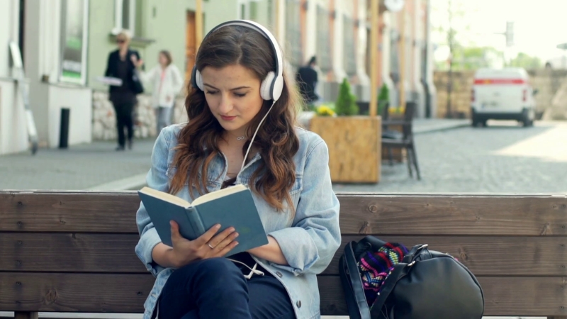 Nghe nhạc và đọc sách cùng lúc làm khó ghi nhớ chi tiết trong sách