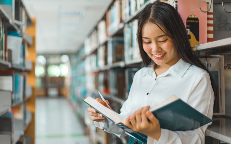 Nên tham khảo đánh giá từ giảng viên, anh chị khóa trên để chọn sách thực sự hữu ích và đáng tin cậy