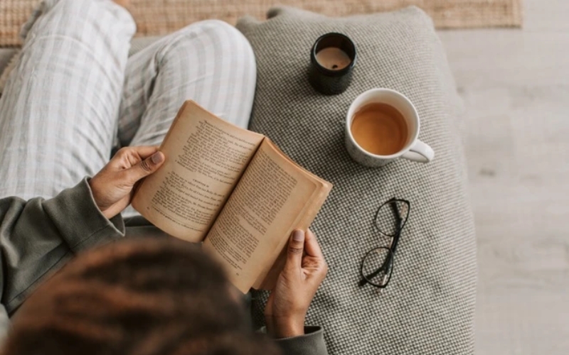 Đọc sách giúp bạn thấy không đơn độc, đồng cảm với nỗi buồn của nhân vật và cũng cảm đứng dậy sau vấp ngã