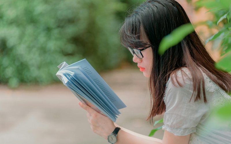 Bạn nên chọn sách giấy khi muốn tập trung đắm chìm trong từng câu chữ