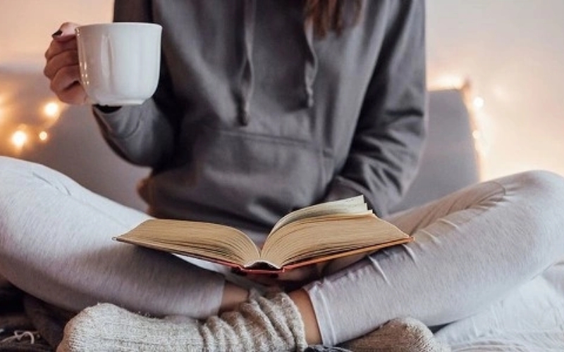 Đọc sách buổi tối giúp bạn thư giãn, xoa dịu tâm hồn, quên đi lo toan và chuẩn bị cho giấc ngủ ngon