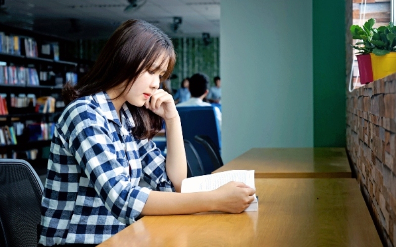 Chọn sách phù hợp cho tuổi 15 cần tinh tế, gợi tư duy phản biện và kết nối cảm xúc bạn trẻ