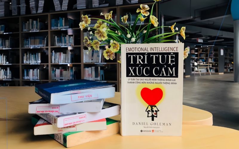 Bạn có thể bắt đầu với sách Trí tuệ xúc cảm của Daniel Goleman